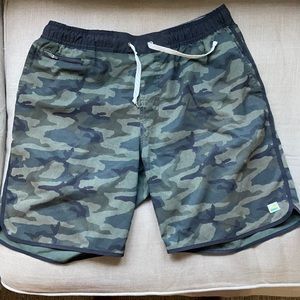 Mens L ‘Banks’ camo print four way stretch shorts